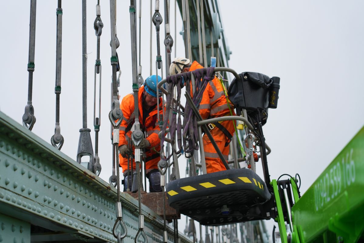 Spencer Bridge Engineering carried out complex replacement of "hangers" on the bridge.