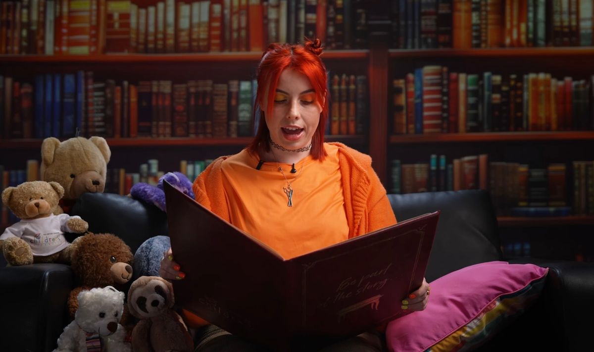 Jessie Roux reads a story for the Storytime in Hull project
