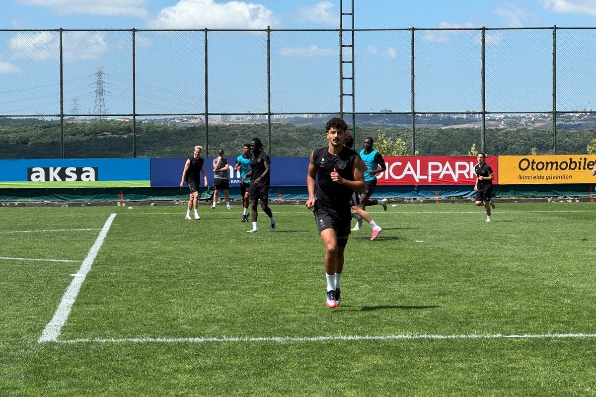 Mo Belloumi during Hull City's training session in Istanbul