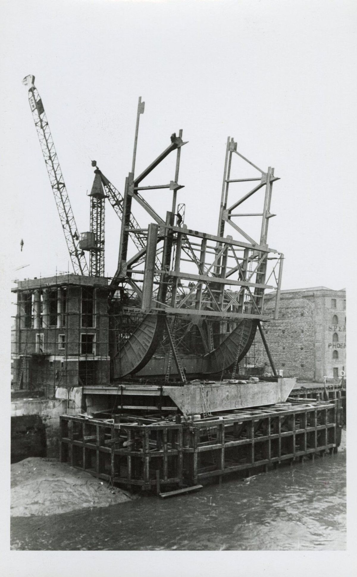 The current Drypool Bridge under construction ...
