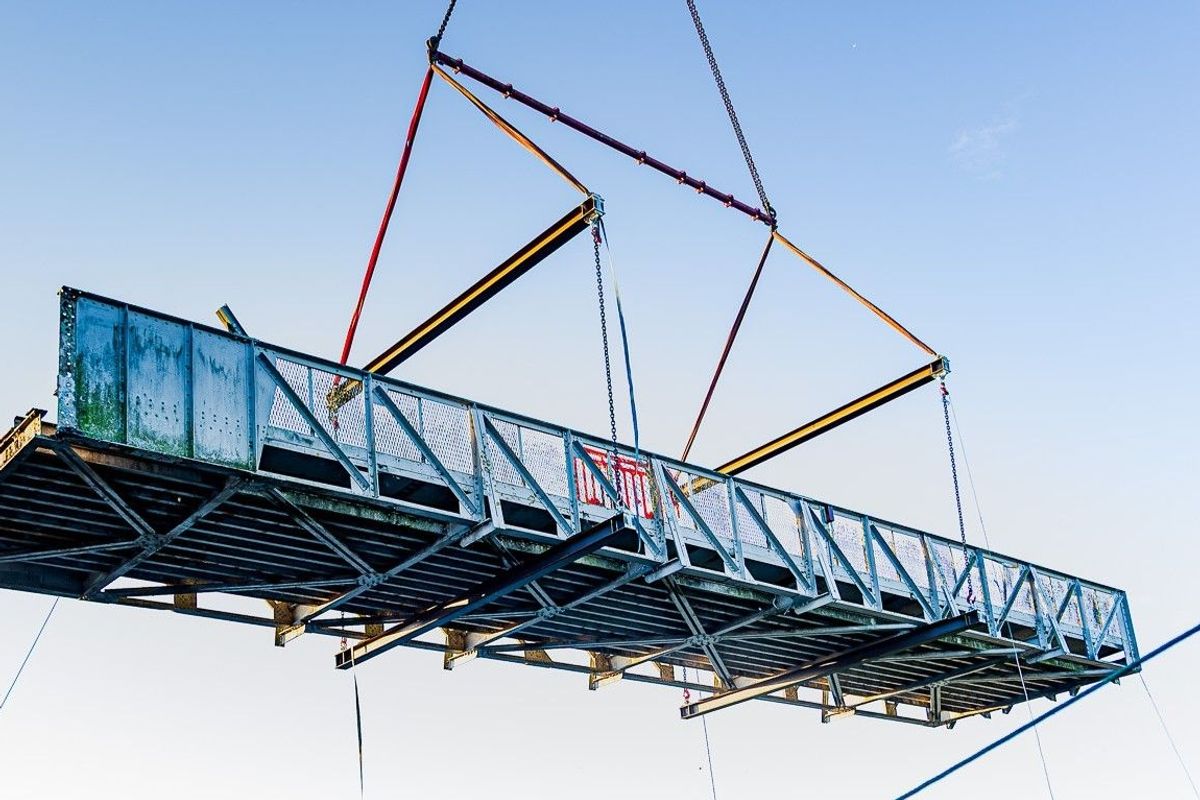 The hoisting operation of Weel Bridge in April using a 250-tonne crane