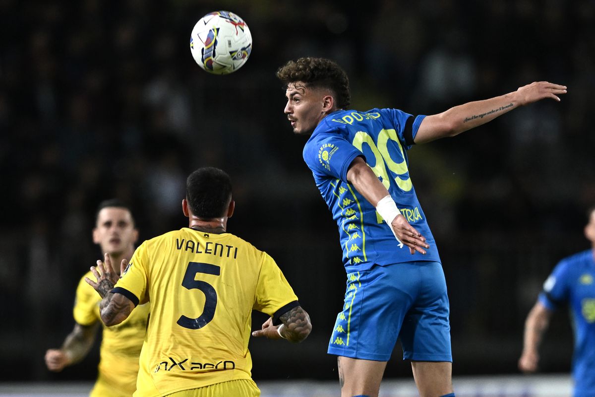 Esposito heads the ball 