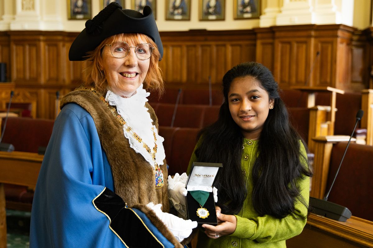 East Riding of Yorkshire Council Chairman, Cllr Linda Johnson, presenting Young Mayor Noureen Absinsanooj with her badge of office