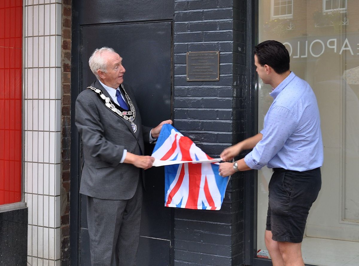 Bridlington Mayor Cllr Heslop-Mullens and Jerome Remblance unveil the plaque commemorating Thomas Alderson