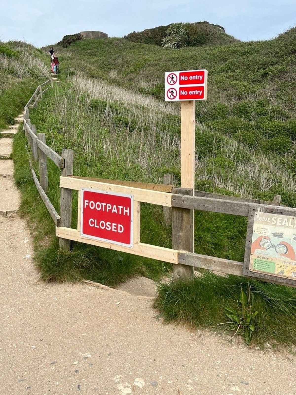 The barrier and signs at the entrance to the steps